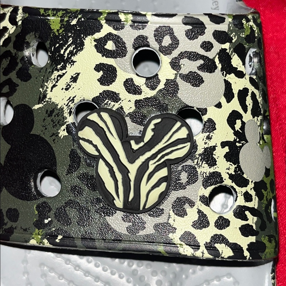 Women’s Size 10 DISNEY MICKEY MOUSE ANIMAL KINGDOM CAMO PRINT CROCS Men’s 8 - Picture 2 of 5